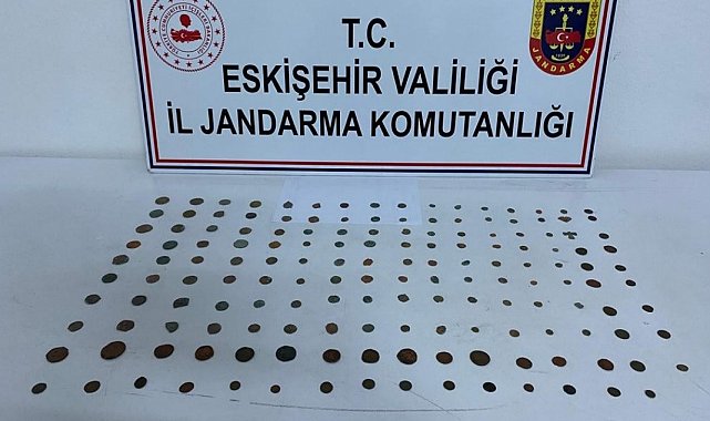 Eskişehir'de bir araçta 157 adet tarihi sikke ele geçirildi