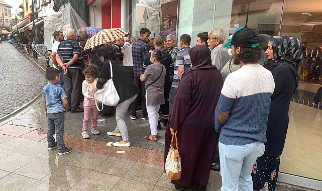 Eskişehir'de yağmur altında promosyon kuyruğu