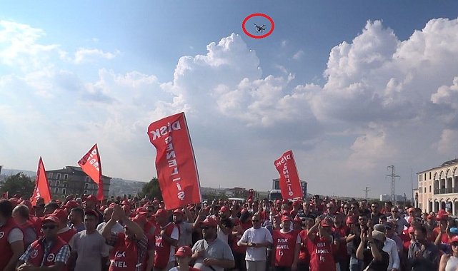 Eylem yapan işçiler, belediye binasından kendilerini çeken dronu yuhaladı