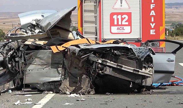 Feci kazada tıra çarpan otomobil hurdaya döndü: Anne ve baba öldü, oğul yaralı