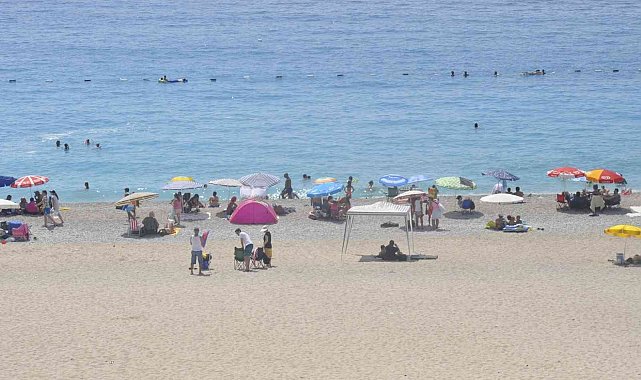 Fethiye'de sıcaktan bunalan yerli ve yabancı tatilciler Ölüdeniz'e koştu