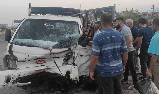 Gaziantep'te kamyonet ile otomobil çarpıştı: 3 yaralı