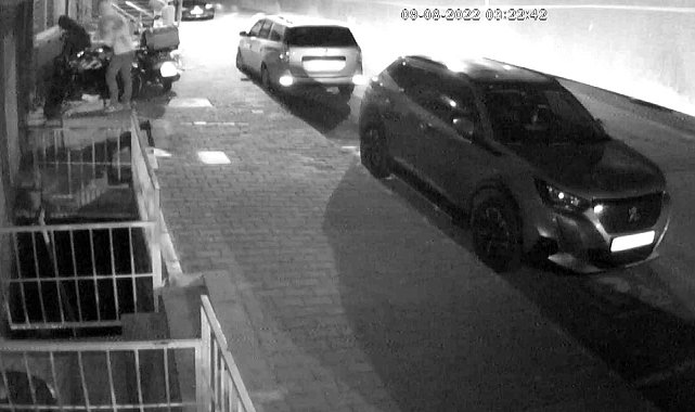 Gaziosmanpaşa'da demir kesme makasıyla motosiklet hırsızlığı kamerada