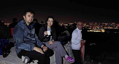 Gece yürüyüşçüleri Bademlik Tepesinde şehir manzarasını izledi