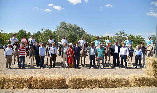 Geleneksel kıyafetli atlı okçular Kahramankazan'da buluştu