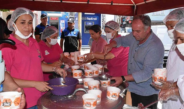 Germencik Belediyesi Ortaklar Mahallesi'nde aşure dağıttı