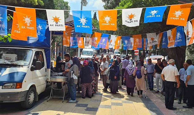 Gördes'te AK Parti'nin 21'inci yılına 3 bin kişilik lokma