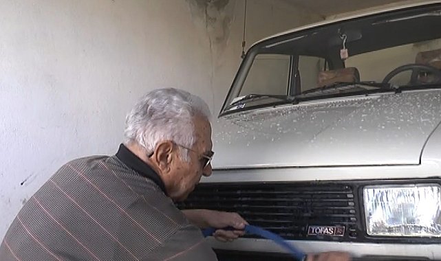 Görme engelli Ömer, eşinden kalan aracı her ay elleriyle yıkıyor