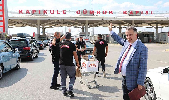 Gurbetçilere dönüş yolunda zeytin ikramı