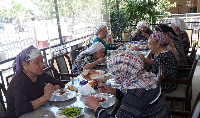 Hacdan sonra yaşlılara yemek ikram etti