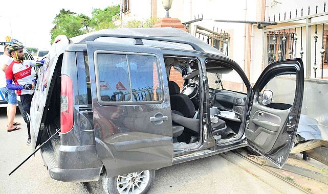 Hafif ticari araç evin duvarına çarptı: 1 ölü