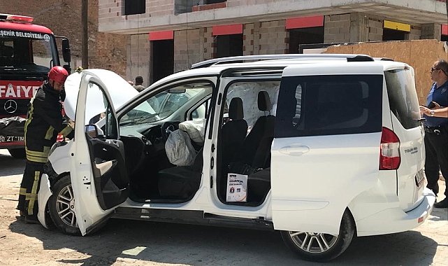 Hafif ticari araç otomobile çarptı; 4 yaralı