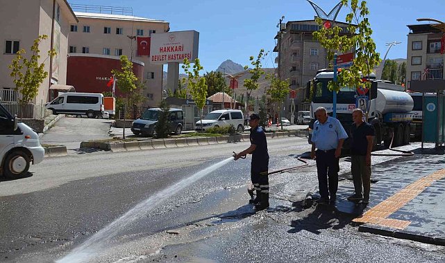 Hakkari caddeleri tazyikli suyla yıkandı