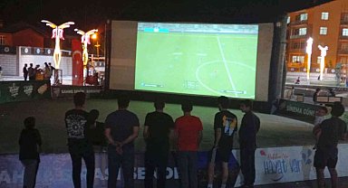 Hakkari'de 'Pes Turnuvası' izletildi