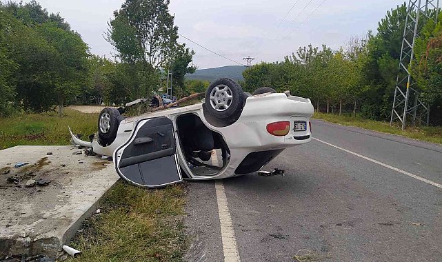 Hastaneden komşusunu alıp evine götürürken kaza yapıp hastanelik oldular