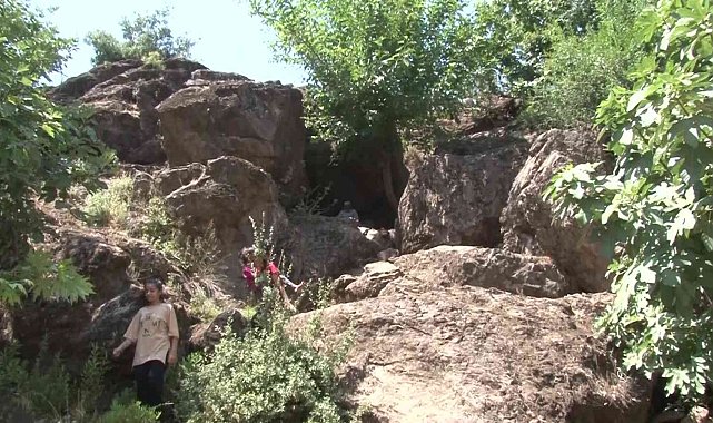 Hatay'da doğal klima özelliği olan mağara yaz aylarında ilgi görüyor