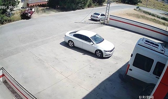 Hızlı girdiği virajda kontrolden çıkan otomobilin devrilme anı kamerada