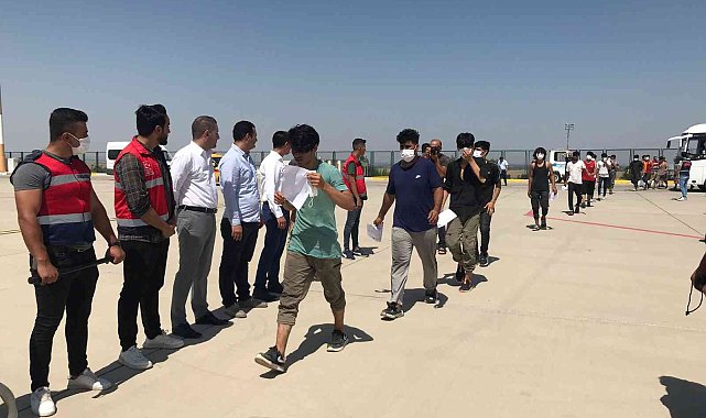 Iğdır ve Ağrı'dan 136 Afganistanlı göçmen ülkelerine gönderildi