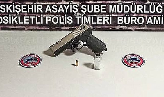 İki şüpheli çalıntı motosiklet, ruhsatsız silah, fişek ve uyuşturucu ile yakalandı