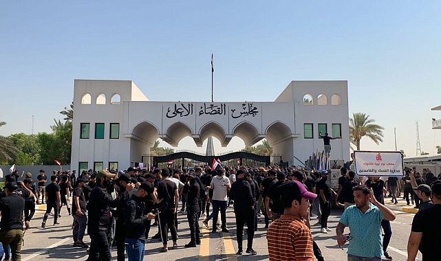 Irak'ta Sadr destekçilerinden yargı konseyi önünde protesto