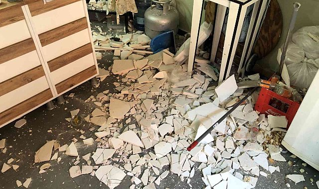 İş yerinde tavandan dökülen alçı sıva garsonu başından yaraladı