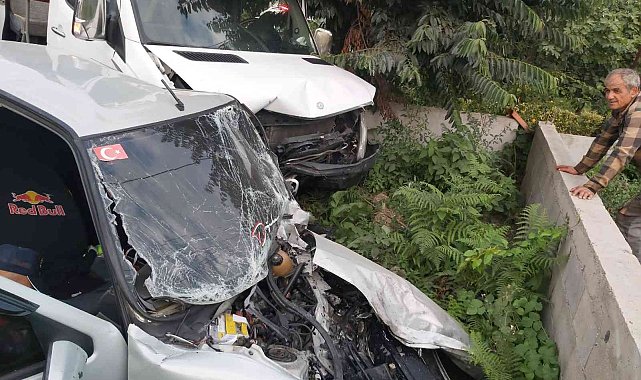 İşçi servisi ile otomobil kafa kafaya çarpıştı: 15 yaralı
