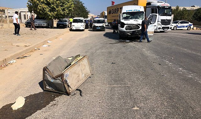 İşçi servisi tıra arkadan çarptı: 6 yaralı