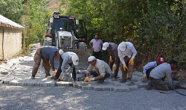 İşçilerinin sıcak havada zorlu mesaisi