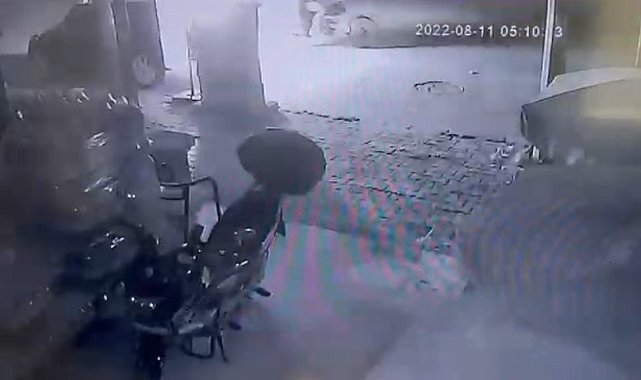 Isparta'da otomobilin kundaklanma anı güvenlik kamerasına yansıdı