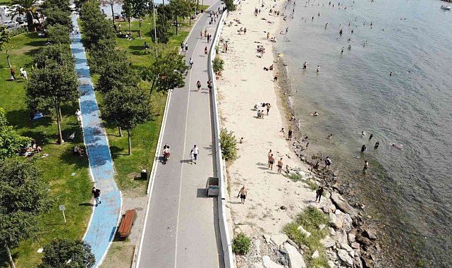 İstanbul 35 dereceyi gördü, Caddebostan Sahili'nde yoğunluk oluştu