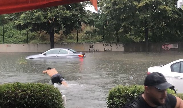 İstanbul'da güldüren sel manzaraları kamerada