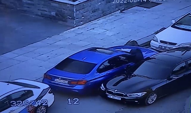 İstanbul'da lüks otomobillerden ön konsol hırsızlığı kamerada