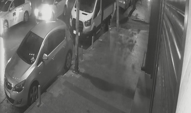 İstanbul'da servis aracının bankaya daldığı anlar kamerada: Para çekerken ölümden döndü