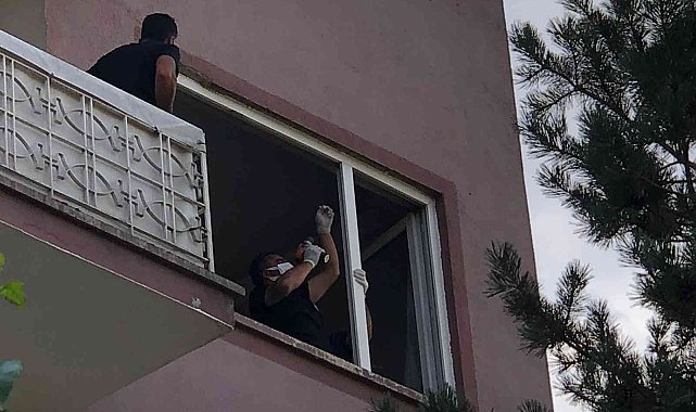 İtfaiye ve AFAD ekipleri cenazeyi evden çıkarabilmek için seferber oldu