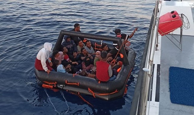 İzmir açıklarında 44 düzensiz göçmen yakalandı, 23'ü kurtarıldı