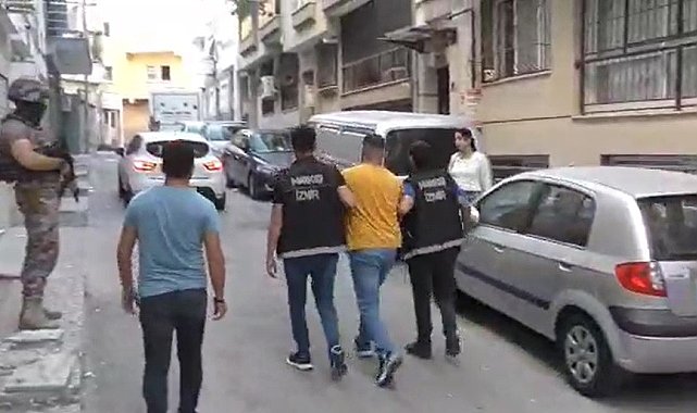 İzmir polisinden film sahnelerini aratmayan operasyon: 29 torbacı gözaltında