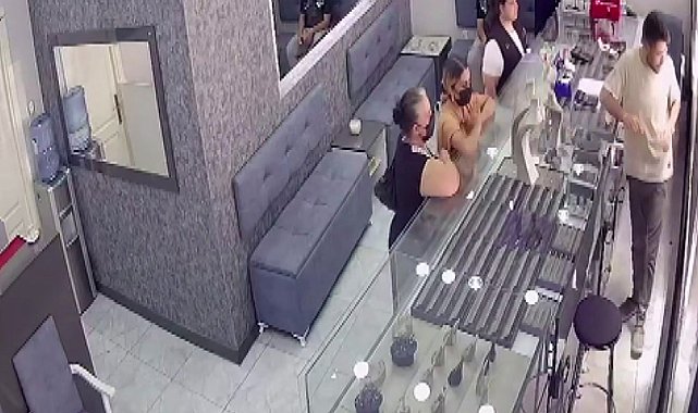 İzmir'de kuyumcudan hırsızlık anı kamerada