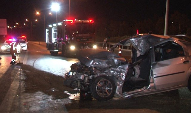 İzmir'de otomobil kamyona çarptı: 1 ölü, 1 yaralı