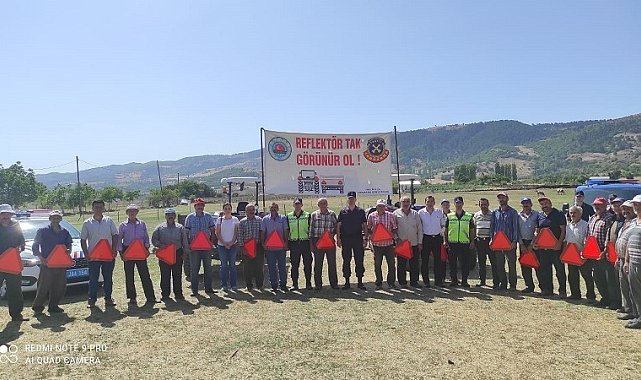 Jandarma reflektör dağıttı