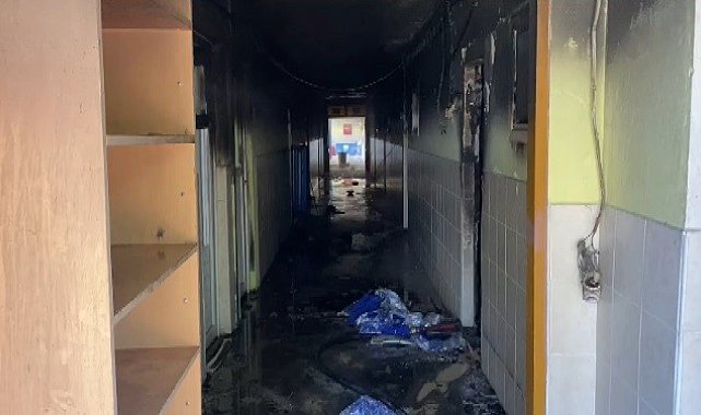 Kaçmak isteyen göçmenler, kaldıkları odayı ateşe verdi