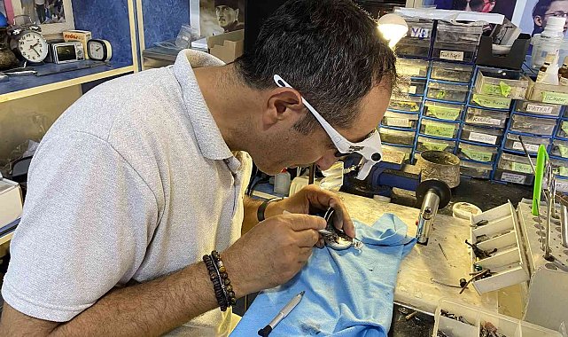 Kadıköy'de 4 kuşaklık vintage saat ve gözlük mazisi