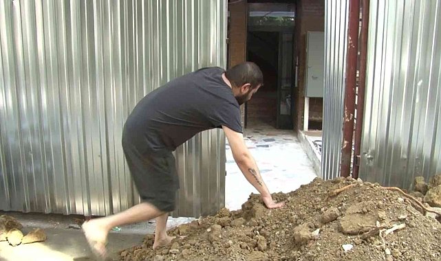 Kadıköy'de apartman girişine moloz döktüler, bina sakinleri mahsur kaldı