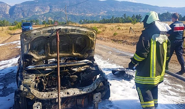 Kadın sürücü yanan araçtan son anda kurtuldu