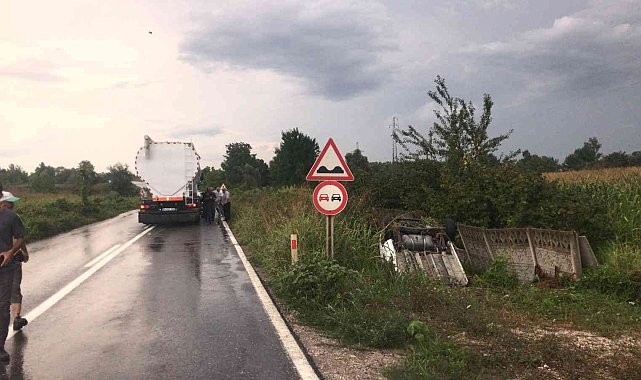 Kamyona çarpan hafif ticari araç su kanalına düştü