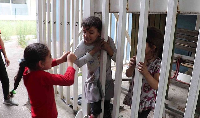 Kapısı kilitli yangın merdivenine giren çocuklar, demir parmaklıklardan güçlükle çıkarıldı