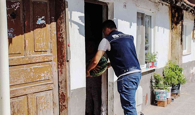 Karacabey'de ihtiyaç sahiplerine 35 ton karpuz dağıtıldı
