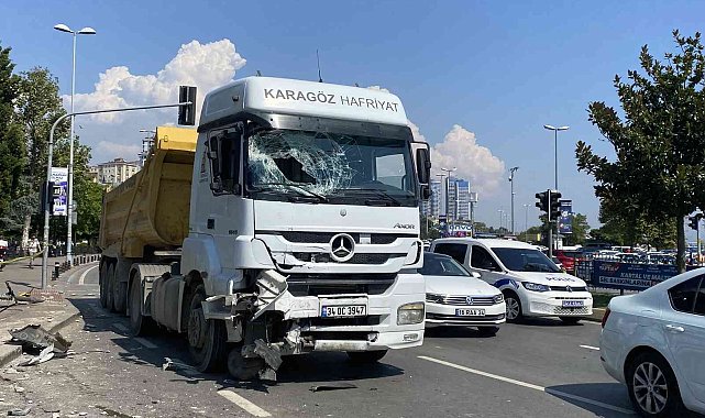 Kartal'da hafriyat kamyonu, scooter yüklü panelvan minibüse çarptı
