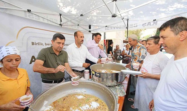 Kaş Belediyesinden aşure ikramı