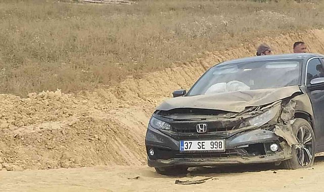 Kastamonu'da otomobil hafriyat kamyonuna çarptı: 4 yaralı