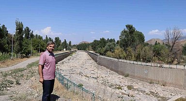 Kavurucu sıcaklar Oltu Çayı'nı kuruttu